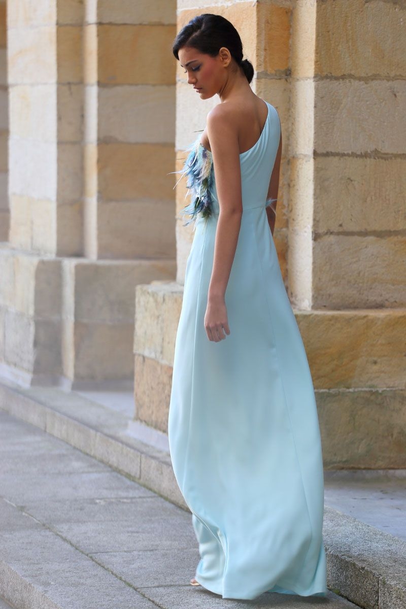 comprar online vestido de fiesta largo azul con cuerpo de plumas asimetrico para invitadas boda evento coctel graduacion de primavera verano en apparentia